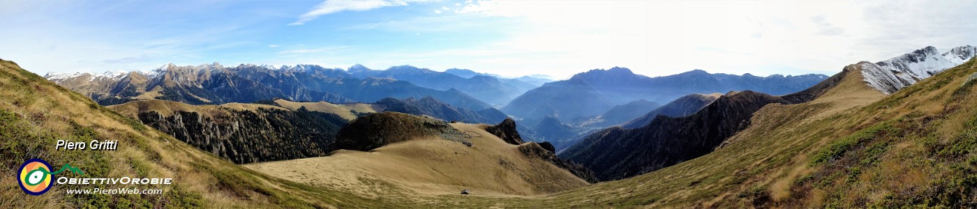 50 Dalla vetta del Mincucco (2001 m) vista sul torrione roccioso con croce (1832 m).jpg